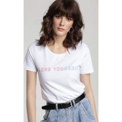 Biały T-shirt Aroaxera. Białe t-shirty damskie Renee, s, z nadrukiem, z dzianiny, klasyczne, z okrągłym kołnierzem. Za 49,99 zł.