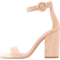 Steve Madden FRIDAY Sandały na obcasie blush. Różowe rzymianki damskie Steve Madden, z materiału, na obcasie. Za 459,00 zł.