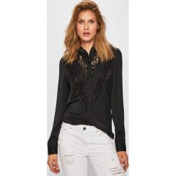 Guess Jeans - Koszula. Czarne bluzki damskie Guess Jeans, na co dzień, s, w koronkowe wzory, z bawełny, klasyczne, z klasycznym kołnierzykiem, z długim rękawem. Za 369,90 zł.