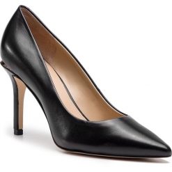 Szpilki GUESS - Barett FL6BAT LEA08 BLACK. Czarne półbuty damskie Guess, z aplikacjami, ze skóry ekologicznej, bez obcasa, na obcasie, bez zapięcia. W wyprzedaży za 449,00 zł.