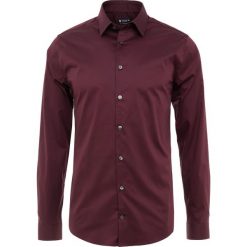 Tiger of Sweden FILBRODIE Koszula biznesowa bordeaux. Czerwone koszule męskie Tiger of Sweden, m, bez wzorów, z elastanu, biznesowe, bez kołnierzyka, bez rękawów. Za 379,00 zł.