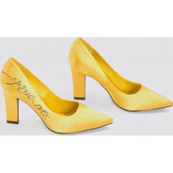 NA-KD Shoes Satynowe czółenka Game Over - Yellow. Żółte buty ślubne damskie NA-KD Shoes, z nadrukiem, z satyny, na średnim obcasie, na obcasie. W wyprzedaży za 48,59 zł.