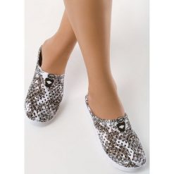 Czarne Klapki Certainly. Czarne klapki damskie Born2be, z aplikacjami, bez obcasa, na płaskiej podeszwie. Za 34,99 zł.