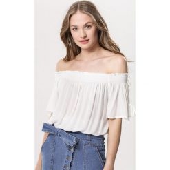 Biała Bluzka Become Enlighten. Białe bluzki damskie Born2be, s, bez wzorów, bez kołnierzyka, bez rękawów. Za 39,99 zł.