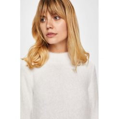 Guess Jeans - Sweter. Białe swetry damskie Guess Jeans, s, z aplikacjami, z wiskozy, bez rękawów, bez kaptura. W wyprzedaży za 179,90 zł.