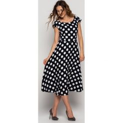 Sukienka w groszki odcinana w talii BIALCON. Czerwone sukienki damskie BIALCON, na co dzień, w grochy, eleganckie, bez kołnierzyka, bez rękawów, rozkloszowane. Za 355,00 zł.
