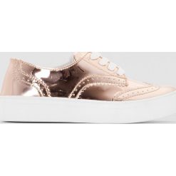 Sznurowane tenisówki, metaliczny połysk. Czerwone buty dziewczęce sportowe marki La Redoute Collections, z bawełny, na sznurówki. Za 102,86 zł.