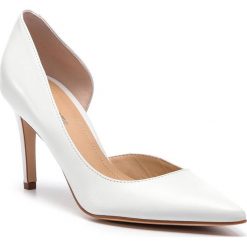 Szpilki SOLO FEMME - 75439-88-H52/000-04-00 Biały. Białe półbuty damskie Solo Femme, bez wzorów, ze skóry, bez obcasa, na obcasie, bez zapięcia. W wyprzedaży za 209,00 zł.