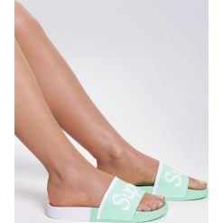 Miętowe Klapki Beach. Zielone klapki damskie Inny, z napisami, bez obcasa, na płaskiej podeszwie. Za 49,99 zł.