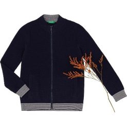 Kardigan w kolorze czarnym. Niebieskie swetry chłopięce Benetton Kids, bez wzorów, ze stójką. W wyprzedaży za 49,95 zł.