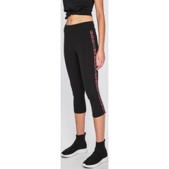 Guess Jeans - Legginsy. Czarne legginsy marki Guess Jeans, s, z aplikacjami, z elastanu. Za 219,90 zł.