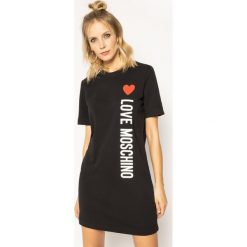Sukienka codzienna LOVE MOSCHINO W5A0212M 4165. Czerwone sukienki damskie Love Moschino, na co dzień, m, bez wzorów, z bawełny, bez kołnierzyka, bez rękawów, proste. W wyprzedaży za 509,00 zł.