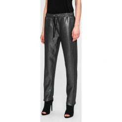 Guess Jeans - Spodnie. Czarne jeansy damskie Guess Jeans, s, z aplikacjami, z bawełny, casualowe. W wyprzedaży za 159,90 zł.
