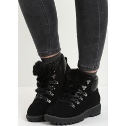 Czarne Traperki What You're Doing. Czarne buty zimowe damskie Born2be, z okrągłym noskiem, na płaskiej podeszwie. Za 109,99 zł.