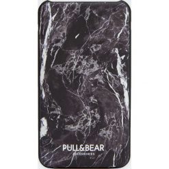 Powerbank z marmurkowym nadrukiem. Zegarki męskie Pull&Bear. Za 89,90 zł.