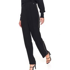 Szerokie spodnie z ozdobną aplikacją. Czarne spodnie damskie Top Secret, s, z aplikacjami, z tkaniny, eleganckie, z podwyższonym stanem. W wyprzedaży za 59,99 zł.