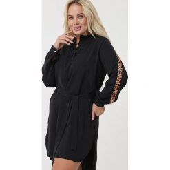 Czarna Sukienka Gardenvale. Czarne sukienki damskie Born2be, z nadrukiem, z tkaniny, długie, mini. Za 89,99 zł.