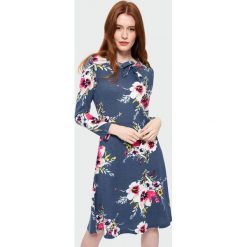 Rozkloszowana sukienka w kwiaty. Sukienki damskie Greenpoint, w kwiaty, z elastanu, bez kołnierzyka, bez rękawów, rozkloszowane. Za 49,99 zł.