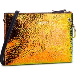 Torebka TOMMY HILFIGER - Item Statement Clutch Irri AW0AW07049 902. Listonoszki damskie TOMMY HILFIGER, na co dzień, bez wzorów, ze skóry ekologicznej, bez dodatków. W wyprzedaży za 319,00 zł.