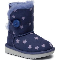Buty UGG - T Bailey Button II Stars 1018538T T/Nct. Fioletowe śniegowce dziewczęce Ugg, bez zapięcia. W wyprzedaży za 369,00 zł.