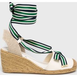 Lauren Ralph Lauren - Koturny. Białe koturny damskie Lauren Ralph Lauren, z okrągłym noskiem, bez obcasa, na obcasie, bez zapięcia. W wyprzedaży za 399,90 zł.
