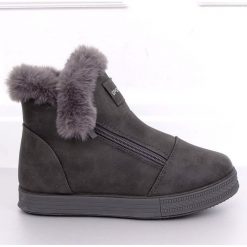 Trampki za kostkę z futerkiem szare W19-29 Grey. Szare botki damskie ButyModne, na zimę, ze skóry ekologicznej, eleganckie, za kostkę, na wysokim obcasie, na zamek. W wyprzedaży za 89,00 zł.