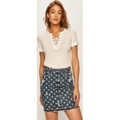 Guess Jeans - T-shirt. Białe bluzki damskie Guess Jeans, s, z aplikacjami, z bawełny, casualowe, bez kołnierzyka. W wyprzedaży za 129,90 zł.