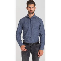 GRANATOWA KOSZULA JOOP! JEANS WE WZÓR. Niebieskie koszule męskie JOOP! Jeans, m, bez wzorów, z bawełny, z włoskim kołnierzykiem, bez rękawów. Za 224,50 zł.