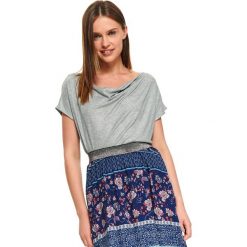 GŁADKI T-SHIRT Z DEKOLTEM W ŁÓDKĘ. Szare t-shirty damskie Top Secret, bez wzorów, z jeansu, eleganckie, bez kołnierzyka. W wyprzedaży za 49,99 zł.