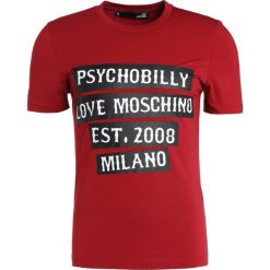 Love Moschino PSYCHOBILLY SLIM FIT Tshirt z nadrukiem red. Czerwone koszulki polo męskie Love Moschino, m, z nadrukiem, z elastanu. W wyprzedaży za 219,45 zł.