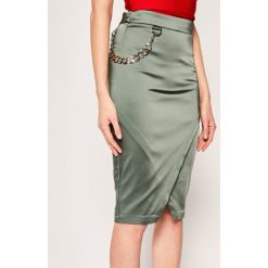 Spódnica ołówkowa Marciano Guess Fuego Satin 02G701 9272Z. Czarne spódniczki damskie MARCIANO GUESS, z aplikacjami, z elastanu, midi, ołówkowe. W wyprzedaży za 479,00 zł.