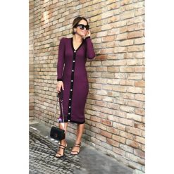 Sukienka DESSA PURPLE. Fioletowe sukienki damskie Sukienka DESSA PURPLE, uniwersalny, bez wzorów, bez kołnierzyka, bez rękawów, długie. W wyprzedaży za 79,00 zł.
