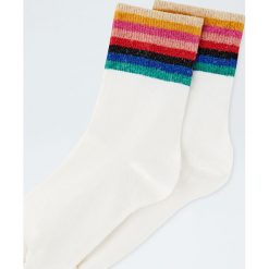 Błyszczące tęczowe skarpetki. Zielone skarpetki damskie marki Pull&Bear. Za 19,90 zł.