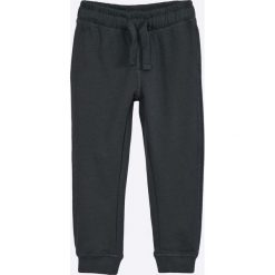 Blukids - Spodnie dziecięce 98-128 cm. Czarne spodnie chłopięce marki Blukids, z bawełny. W wyprzedaży za 29,90 zł.