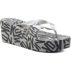 Japonki DKNY - Nola K2911128 Silver. Szare klapki damskie DKNY, z aplikacjami, z materiału. W wyprzedaży za 149,00 zł.