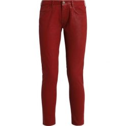 Le Temps Des Cerises Jeansy Slim Fit cardinal. Czerwone boyfriendy damskie Le Temps Des Cerises. Za 419,00 zł.
