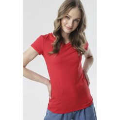 Czerwony T-shirt Mariviane. Czerwone bluzki damskie Born2be, s, bez wzorów, z dzianiny, z dekoltem w serek. Za 29,99 zł.