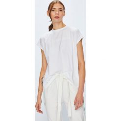 Calvin Klein Jeans - Top. Białe bluzki nietoperze marki Calvin Klein Jeans, s, z nadrukiem, z elastanu, z okrągłym kołnierzem. W wyprzedaży za 179,90 zł.