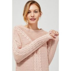 Sweter z warkoczowym splotem. Różowe swetry damskie Moodo, s, bez wzorów, z bawełny, klasyczne, z długim rękawem, długie, bez kaptura. Za 89,99 zł.