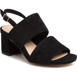 Sandały CLARKS - Sheer55 Sling 261488804 Black Suede. Czarne klapki damskie Clarks, bez wzorów, ze skóry, bez obcasa, na obcasie. Za 389,00 zł.