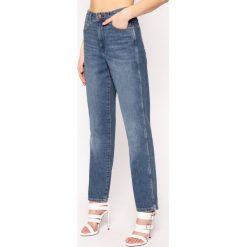 Jeansy Regular Fit Wrangler The Retro W22AVG081. Niebieskie jeansy damskie Wrangler. W wyprzedaży za 299,00 zł.