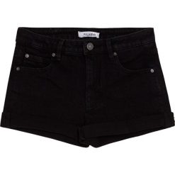 Spodenki z wysokim stanem i wywiniętymi nogawkami. Czarne szorty damskie Pull&Bear, bez wzorów, z podwyższonym stanem. Za 69,90 zł.