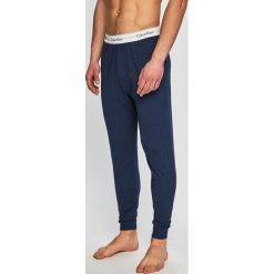 Calvin Klein Underwear - Spodnie piżamowe. Niebieskie piżamy męskie Calvin Klein Underwear, na co dzień, xl, bez wzorów, z elastanu. W wyprzedaży za 119,90 zł.