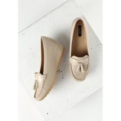 Beżowe Półbuty Shiny Fall. Brązowe półbuty damskie Multu, bez wzorów, bez obcasa, na koturnie, bez zapięcia. Za 29,99 zł.