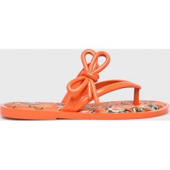 Melissa - Japonki. Pomarańczowe klapki damskie Melissa, bez wzorów, z gumy, bez obcasa, na obcasie. W wyprzedaży za 159,90 zł.