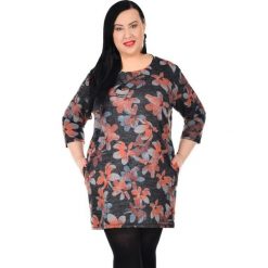 Fantazyjna czarna tunika kwiaty wisior PLUS SIZE. Czarne zawieszki damskie Moda Size Plus Iwanek, xxl, z aplikacjami, z poliesteru, klasyczne, z klasycznym kołnierzykiem, plus size, bez rękawów. Za 119,90 zł.