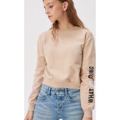 Bluza z napisami na rękawach - Kremowy. Białe bluzy damskie Sinsay, xl, z napisami, bez rękawów, bez kaptura. Za 29,99 zł.