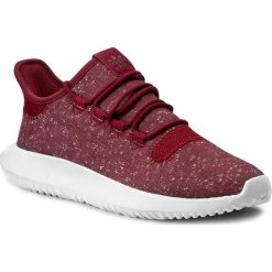 Buty adidas - Tubular Shadow BY3571 Cburgu/Cburgu/Crywht. Czerwone buty sportowe damskie Adidas, bez wzorów, z nubiku, bez obcasa, na płaskiej podeszwie, bez zapięcia. W wyprzedaży za 269,00 zł.