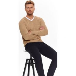 SWETER MĘSKI Z DEKOLTEM W SEREK I WRABIANYM WZOREM. Brązowe golfy męskie marki Top Secret, na zimę, xl, z dzianiny, klasyczne, z dekoltem w serek. W wyprzedaży za 69,99 zł.