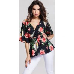 Granatowa Bluzka Cry. Niebieskie bluzki damskie Renee, xl, w kwiaty, z okrągłym kołnierzem, z krótkim rękawem. Za 59,99 zł.